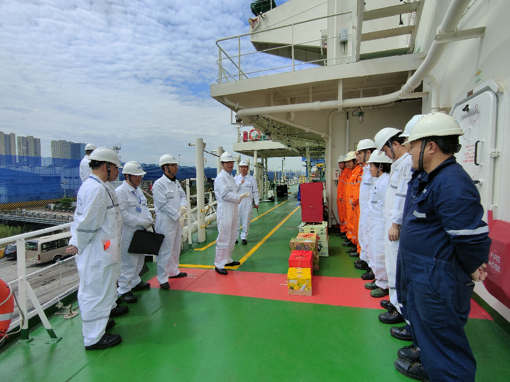 省港口集團總經(jīng)理、黨委副書記王洪濤赴“江遠濱州”輪開展節(jié)日慰問并督查安全生產(chǎn)