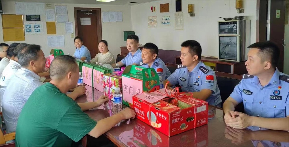 端午情深送溫暖 船岸同心筑和諧 廣西防城邊檢與互錦物流聯(lián)合慰問“江遠泰州”輪