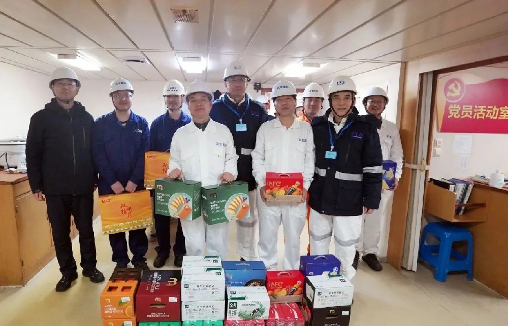 中國船級社總裁孫峰春節(jié)登輪慰問并進行座談交流