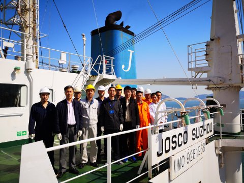 節(jié)日忙生產(chǎn) 溫暖送上船